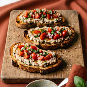 Une bruschetta à la sardine pour prolonger l’été 🐟☀️ Pain de campagne grillé, tomates cerises, basilic frais, un filet de notre Huile d’Algues… et surtout nos Rillettes de Sardine au Piment d’Espelette pour une touche gourmande et légèrement relevée 🌿 Simple, rapide et pleine de saveurs, cette recette se prépare en quelques minutes et se partage aussi bien à l’apéritif qu’en entrée 😋 👉 La recette complète est à retrouver sur notre blog lien dans la bio #groixetnature #sardine #bruschetta #apero #recettefacile