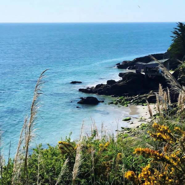 💙 Couleurs de Mai sur l'île de Groix ⚓️Quand le soleil se fraie un chemin entre les nuages, le bleu du ciel côtoie avec beauté celui de la mer 🌊📸 Merci @flywithcha pour ce très beau cliché !