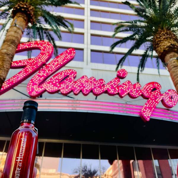 [EXPORT] 🇺🇸 On continue notre tour des USA avec Las Vegas où notre Huile de Homard prend la pause devant le célèbre hôtel @flamingovegas !🦞🦩 #export #usa #lobsteroil #lasvegas #flamingolasvegas