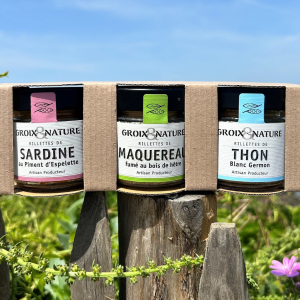 ☀️ SOUVENIRS DE VACANCES Les vacances, c’est aussi une histoire de saveurs. Et celles-ci ont un petit goût d’iode, de soleil et d’apéritif partagé. 🌊 Notre Trio de l’été réunit trois recettes à savourer ou à offrir : 🐟 Rillettes de Thon Blanc Germon 🔥 Rillettes de Maquereau fumé au bois de hêtre 🌶️ Rillettes de Sardines au Piment d’Espelette À partager à l’apéritif, à offrir ou tout simplement à garder pour vous. 😉 Retrouvez le coffret sur notre e-shop, lien en bio ! ☀️ 📦 Frais de port offerts dès 30 € d’achat. #groixetnature #triodété #souvenirsdevacances #apéritif #produitsbretons