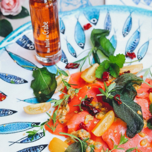 Une recette fraîche, colorée et pleine de saveurs 🧡🌱 Pour changer du carpaccio classique, on mise sur une association aussi simple que surprenante : de fines tranches de saumon, la fraîcheur acidulée du fruit de la passion, quelques tomates cerises jaunes, des herbes fraîches… et un généreux filet de notre Huile de Crabe au Piment Oiseau 🦀🔥 Parfumée et délicatement relevée, elle apporte à cette entrée une touche fraîche et iodée, idéale pour les repas d’été ☀️ Une recette facile à préparer, parfaite pour une belle assiette à partager ou une entrée légère 🥗 👉 Recette complète à retrouver sur notre blog lien dans la bio #groixetnature #huiledecrabe #saumon #recettedete #carpacciodesaumon 📸 Photo et recette @chiaracaprettini @nordfoodovestest
