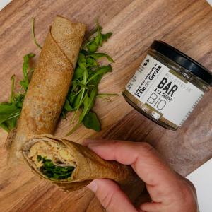 Une idée simple et raffinée pour vos brunchs d’automne 🍂 Des Wraps revisités à la bretonne avec des crêpes de blé noir, nos savoureuses Rillettes de Bar à la truffe BIO, quelques feuilles de roquette… et le tour est joué 😉 Une recette qui se prépare en quelques minutes seulement : parfaite pour un brunch salé, un apéritif ou une pause déjeuner aux saveurs de saison 🍁 À tester sans attendre ! #groixetnature #recettefacile #produitsbretons #brunch #wrap