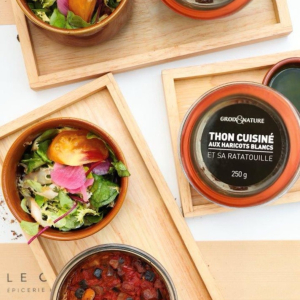 🍂 Le goût du fait maison, prêt à déguster ! Envie d’un bon petit plat sans passer des heures en cuisine ? Découvrez notre Thon cuisiné aux haricots blancs et sa ratatouille, une recette généreuse et savoureuse, préparée avec soin dans notre conserverie artisanale sur l’île de Groix. 🌊 Riche en Thon Blanc Germon, poisson emblématique de notre île, ce plat associe le fondant du thon à la douceur des haricots blancs et aux saveurs d’une ratatouille faite maison. Un plat gourmand et réconfortant, idéal pour se régaler en toute simplicité ! ⏱️ 15 minutes au four à 180 °C, directement dans son bocal, et c’est prêt à déguster ! 💙 Retrouvez notre Thon cuisiné aux haricots blancs et sa ratatouille sur notre boutique en ligne ! #groixetnature #thonblancgermon #platscuisines #cuisinebretonne #produitsdelamer