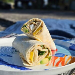 🌱 Découvrez notre délicieuse recette de Wrap aux Rillettes de Thon à l’indienne ! 🌯   Une recette fraîche aux douces saveurs exotiques idéale pour un déjeuner gourmand et équilibré !Une manière simple et originale de redécouvrir le goût unique de nos rillettes !👉 Retrouvez la recette complète sur notre blog [Lien dans la Bio] ou venez le déguster à La Cabane à Sandwichs du @groixetnaturecomptoirinsulaire à Lorient La Base#GroixEtNature #Recettevégétarienne #veggie #Wrap #rillettesdethon