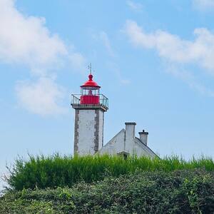 🌊⚓️ Là où la terre et la mer se rencontrent, à la Pointe des Chats, le phare veille, témoin silencieux des marées qui dansent et des vents qui murmurent des secrets millénaires.Sous ses feux, la pointe rocheuse de la côte sud-est se dessine et chaque pierre raconte l’histoire de l’île de Groix, sculptée par le temps et les éléments 💙#Groix #PhareDesChats #NaturePréservée #TrésorsDeGroix #ÎleDeGroix #phare #bretagne