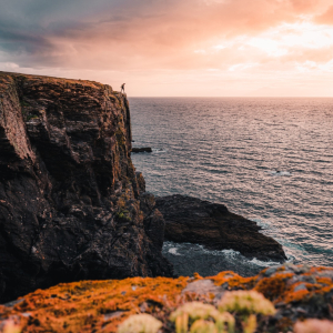 🌊 Pen Men, la beauté sauvage de l’île de Groix. À la pointe ouest de l’île, les falaises escarpées rencontrent l’immensité de l’océan, offrant des paysages spectaculaires. À l’automne, les lumières se font plus douces, les couleurs se réchauffent et la nature dévoile une autre facette de son caractère insulaire. 🍂 Un lieu emblématique de Groix, qui nous rappelle chaque jour la beauté et la richesse de notre île. 💙 📸 Crédit photo : VERNEUIL Teddy - @lezbroz / @tourisme_bretagne #groixetnature #iledegroix #penmen #morbihan #bretagne