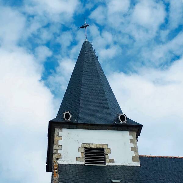 [𝔾ℝ𝕆𝕀𝕏] Savez-vous quel symbole de l'histoire groisillonne a remplacé le traditionnel coq au sommet du clocher de l'église du Bourg? #groix #girouette #clocher #eglise #iledesthoniers