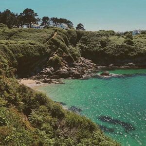 Comme un air de vacances à l’île de Groix ! Le refuge parfait pour se ressourcer 💙Merci @manon.lecoz pour cette superbe photo 📸#bretagne #morbihan #bretagnesudtourisme #linattendue #mer #littoral #bzh #groix #iledegroix