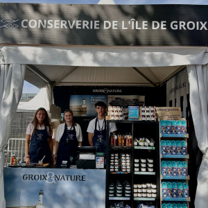 Le @festivalinterceltiquelorient est lancé 💙 Groix & Nature est fier d’être partenaire de ce rendez-vous emblématique de la culture bretonne et du territoire 💙 À cette occasion, notre stand ouvre ses portes sur le Marché du Terroir ! Notre équipe vous y attend pour vous faire découvrir nos recettes confectionnées sur l’île de Groix et notre savoir-faire de conserverie artisanale ⚓️ Dégustations, échanges et belles découvertes gourmandes au programme ✨ 📍Retrouvez-nous sur le Marché du Terroir du Festival Interceltique de Lorient tous les jours de 11h à 23h #groixetnature #festivalinterceltique #lorient #partenaire #produitsbretons