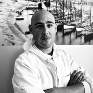 ✨ Rencontre avec Nicolas, Animateur d’équipe à la conserverie ✨ Depuis 8 ans, Nicolas contribue au bon fonctionnement quotidien de notre conserverie sur l'île de Groix, avec engagement, rigueur et un véritable esprit d’équipe 💙 Chaque jour il accompagne les équipes dans leurs missions, veille au bon déroulement de la production et participe activement à la transmission des savoir-faire qui font la richesse de Groix & Nature. 💬 Ce qui l’anime : La diversité au quotidien. Nicolas apprécie particulièrement de pouvoir faire des choses différentes dans son métier, tout en étant au contact des équipes et en contribuant à la dynamique collective 🎉 Un souvenir marquant : Les 20 ans de Groix & Nature. Un anniversaire qui reste un moment fort dans l’histoire de l’entreprise et auquel Nicolas a eu plaisir à prendre part 🤝 Ce qui lui plaît le plus dans son métier : Le côté humain. Les échanges, le travail en équipe et les relations avec ses collègues 🍽 Son produit coup de cœur : Les rillettes de Maquereau fumé au bois de hêtre, une recette authentique et pleine de caractère 🌊 Son endroit préféré : Pen Men, à l’extrémité de l’île de Groix. Un lieu emblématique entre paysages sauvages et grands espaces. ✏️ Petite anecdote : Nicolas aime apporter de la bonne humeur autour de lui et ne manque jamais une occasion de faire sourire ses collègues ! Une petite touche d’humour qui contribue aussi à l’esprit d’équipe au quotidien. #portrait #equipe #groixetnature #desHommes #savoirfaire #conserverie