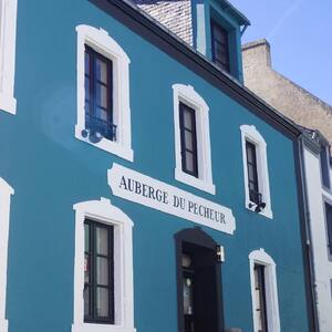 💙 Évasion en Bleu à Groix 💙Sur l’île de Groix, chaque maison raconte une histoire et leurs façades colorées incarnent tout le charme insulaire breton 🌊 Elles rappellent la douceur de vivre au rythme des marées et des vents marins 💙#maisonscolorées #iledegroix #bleu #charmeinsulaire #bretagne #aubergedupecheur