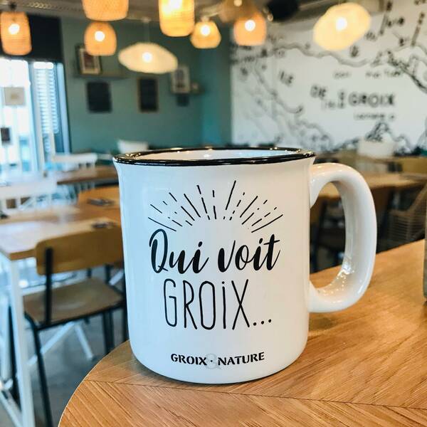 Notre Mug « Qui voit Groix…» parfait pour savourer vos boissons chaudes réconfortantes de l’hiver ❄️ À retrouver sur notre eshop et au Comptoir Groix et Nature de Lorient La Base ouvert demain! #mug #tasse #groix #groixetnature