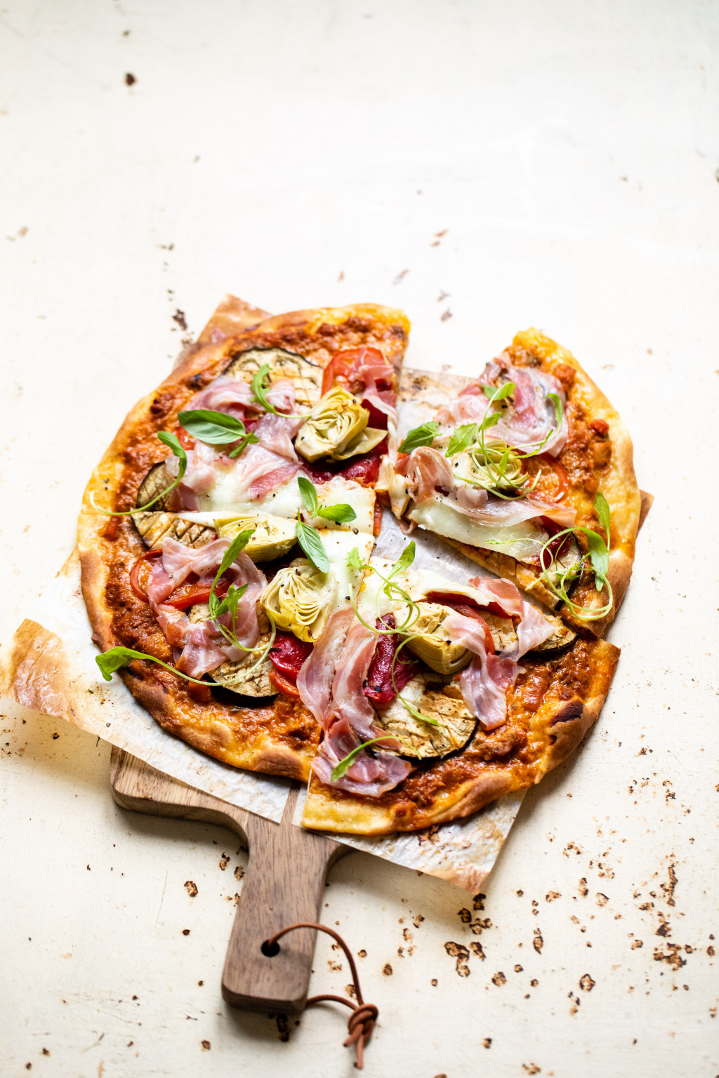 Vegetable Pizza with Tholognese Sauce